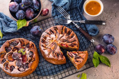 Lezzetli meyveli turtalar, masada erikler, üst manzara.