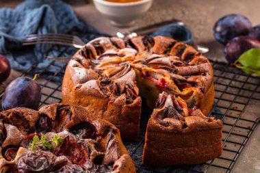 Gurme ev yapımı erikli tatlı meyveli turtalar.