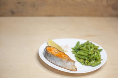 Kızarmış alabalık ve fasulye.