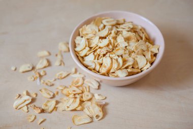 Kavanozda kurutulmuş sarımsak.