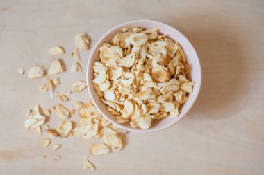 Kavanozda kurutulmuş sarımsak.