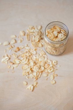 Cam kavanozda kurutulmuş sarımsak taneleri.