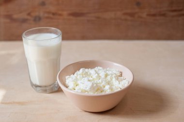 Ahşap arka planda süt ürünleri