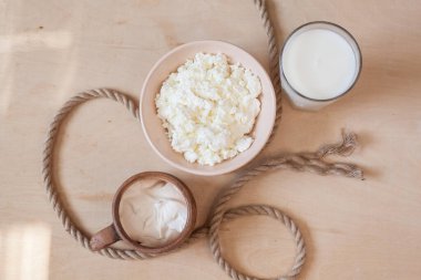 Ahşap arka planda süt ürünleri