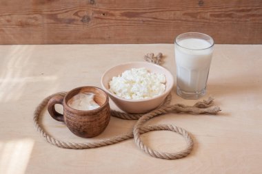 Ahşap arka planda süt ürünleri