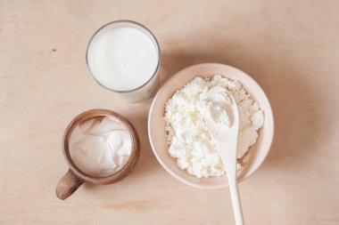 Ahşap arka planda süt ürünleri