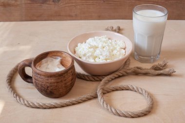 Ahşap arka planda süt ürünleri