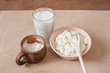 Ahşap arka planda süt ürünleri