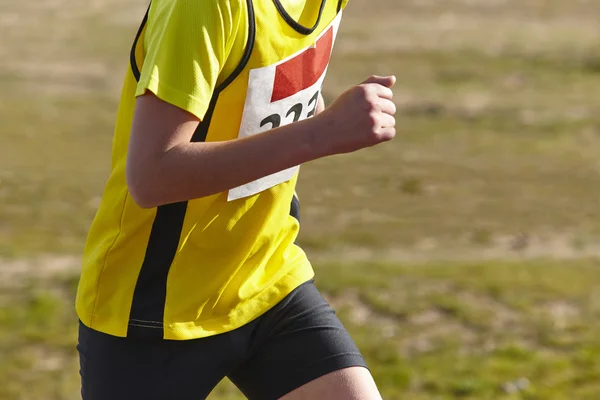 Jonge sportieve loper op een langlauf-race. Openlucht circuit — Stockfoto