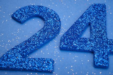 Sayı yirmi dört mavi renk mavi bir arka plan üzerinde. Yıldönümü