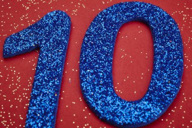 On mavi renk kırmızı bir arka plan üzerinde numara. Yıldönümü. 