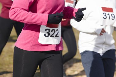 Bir çapraz ülke yarış kadın atletik kaçakçıları. Açık devre