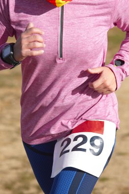 Kadın atletik koşucu bir yarış. Açık devre