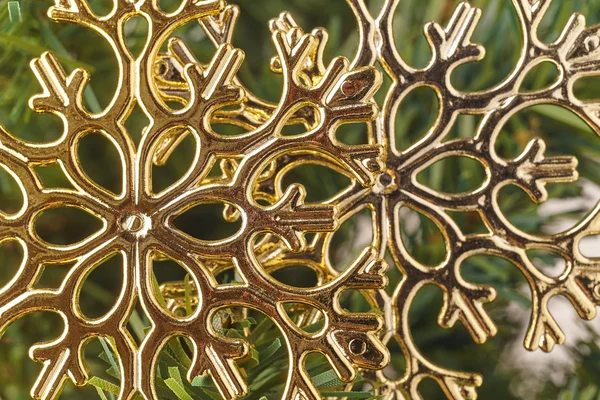 Detalle de decoración navideña tono dorado y fondo verde —  Fotos de Stock