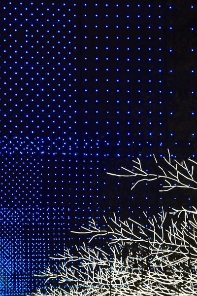 Stadt Weihnachtsbeleuchtung Dekoration bei Nacht. blau-weiß — Stockfoto