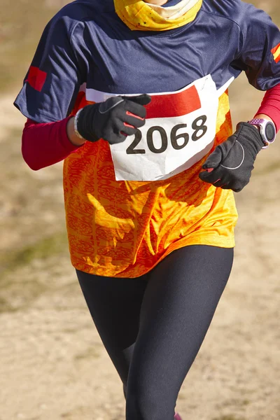 Жінка-спортсменка біжить на перехрестній гонці. Зовнішня схема — стокове фото