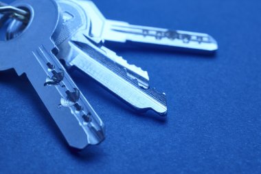 Boş bir arka plan üzerinde mavi ses tonuyla tuşlarıyla Anahtarlık