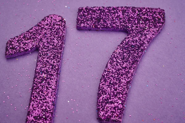 Número diecisiete color púrpura sobre un fondo púrpura. Annivers — Foto de Stock