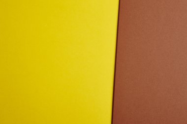 Renkli kartonlar arka planda sarı, kahverengi sesi. Kopya alanı