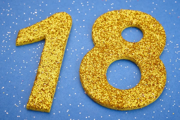 Nummer achttien gele kleur op een blauwe achtergrond. Verjaardag — Stockfoto