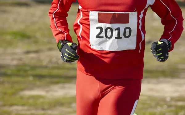 Mannelijke atletische loper op een langlauf-race. Openlucht circuit. — Stockfoto