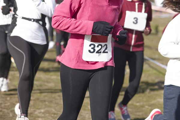 Vrouwelijke atletische lopers op een langlauf-race. Openlucht circuit — Stockfoto