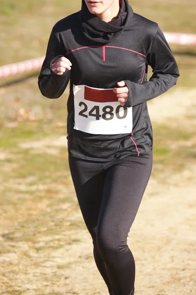 Vrouwelijke atletische loper op een langlauf-race. Openlucht circuit — Stockfoto