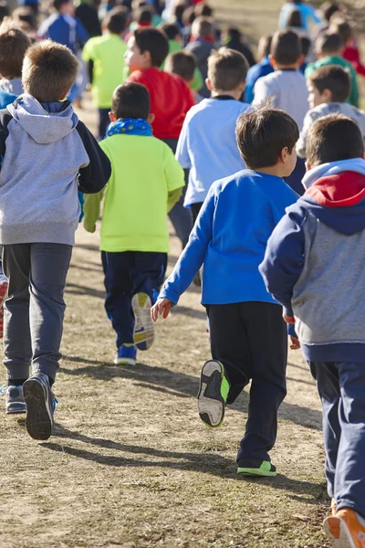 Beaucoup d'enfants sportifs courent par une journée ensoleillée. Circuit extérieur — Photo