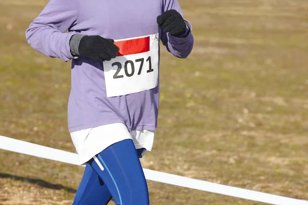 Ženské atletické běžec na běžecké závodní. Venkovní obvod — Stock fotografie