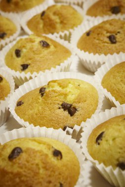 Dikey biçimde çikolata ile cupcakes