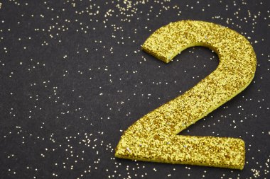 İki altın rengi siyah bir arka plan üzerinde numara. Yıldönümü