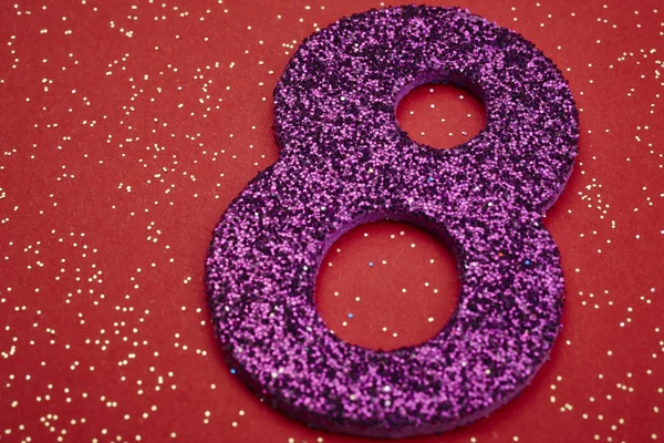 Номер восемь фиолетовый цвет на красном фоне. Юбилей — стоковое фото