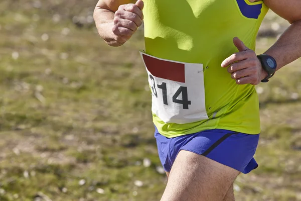 Corredor atlético masculino en una carrera de fondo. Circuito exterior — Foto de Stock