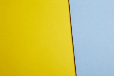 Renkli carboards arka planda sarı ve mavi sesi. Kopya alanı