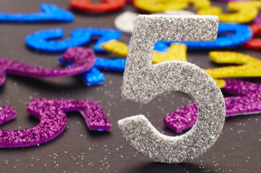 Beş gümüş renk renkli bir arka plan üzerinde numara. Yıldönümü