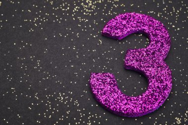 Üç mor renk siyah bir arka plan üzerinde numara. Yıldönümü