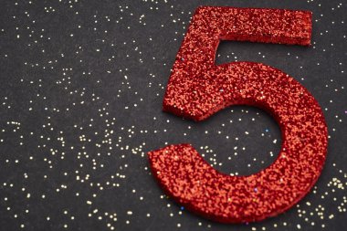 Beş kırmızı renk siyah bir arka plan üzerinde numara. Yıldönümü