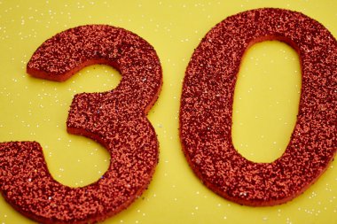 Otuz kırmızı renk sarı bir arka plan üzerinde numara. Yıldönümü.