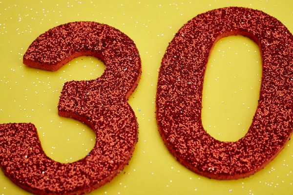 Otuz kırmızı renk sarı bir arka plan üzerinde numara. Yıldönümü.
