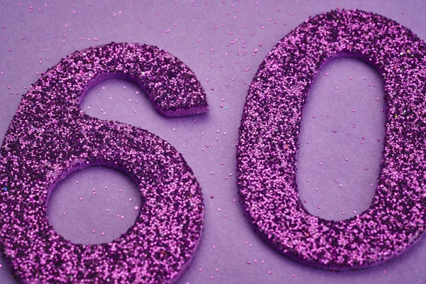 Numerem sześćdziesiąt fioletowy kolor na fioletowym tle. Rocznica — Zdjęcie stockowe