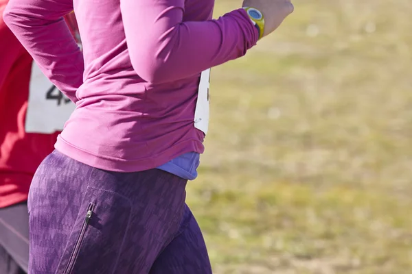 Vrouwelijke atletische lopers op een langlauf-race. Openlucht circuit — Stockfoto