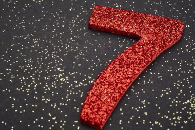 Yedi kırmızı renk siyah bir arka plan üzerinde numara. Yıldönümü