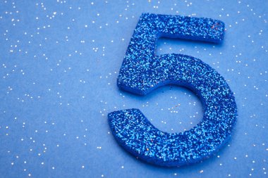 Beş mavi renk mavi bir arka plan üzerinde numara. Yıldönümü