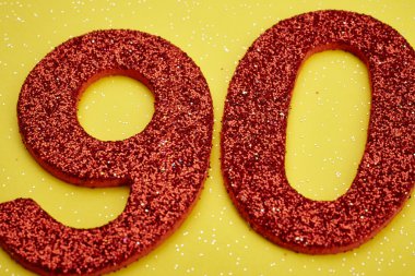 Doksan kırmızı renk sarı bir arka plan üzerinde numara. Yıldönümü