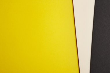 Renkli kartonlar arka planda sarı kırmızı siyah sesi. Kopya spa