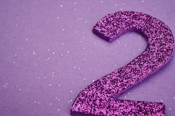 Nummer twee paarse kleur op een paarse achtergrond. Verjaardag — Stockfoto