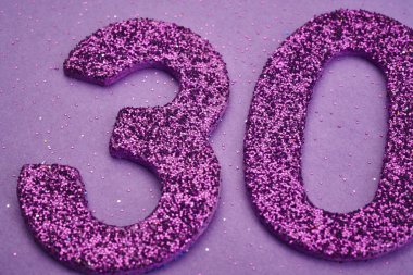 Otuz mor renk mor bir arka plan üzerinde numara. Yıldönümü