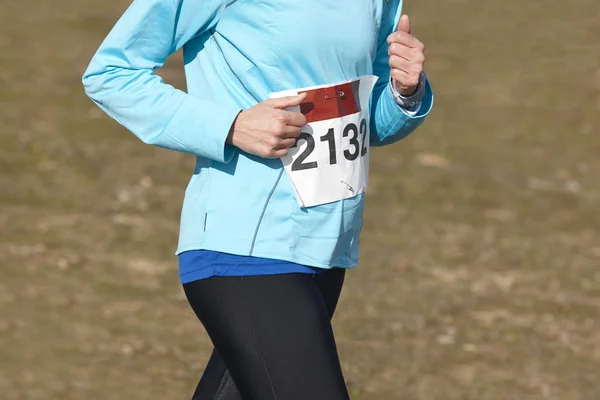 Vrouwelijke atletische loper op een langlauf-race. Openlucht circuit — Stockfoto