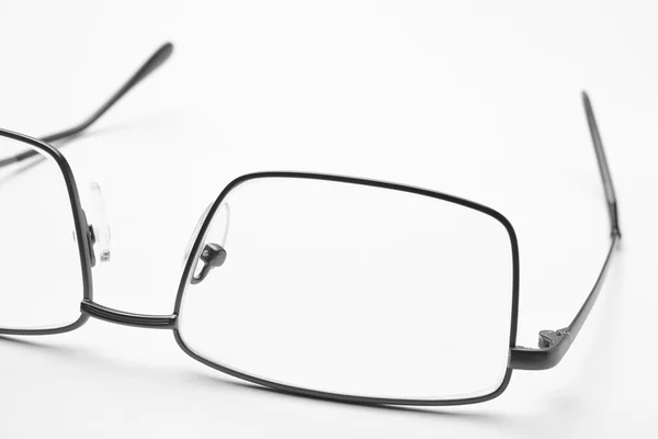 Manliga glasögon makro detalj över en vit bakgrund. — Stockfoto