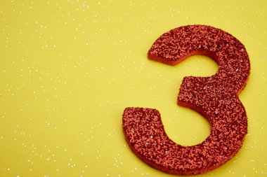 Üç kırmızı renk sarı bir arka plan üzerinde numara. Yıldönümü